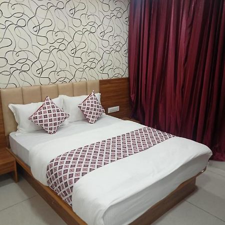 Hotel Dreamland Vadodara Eksteriør billede