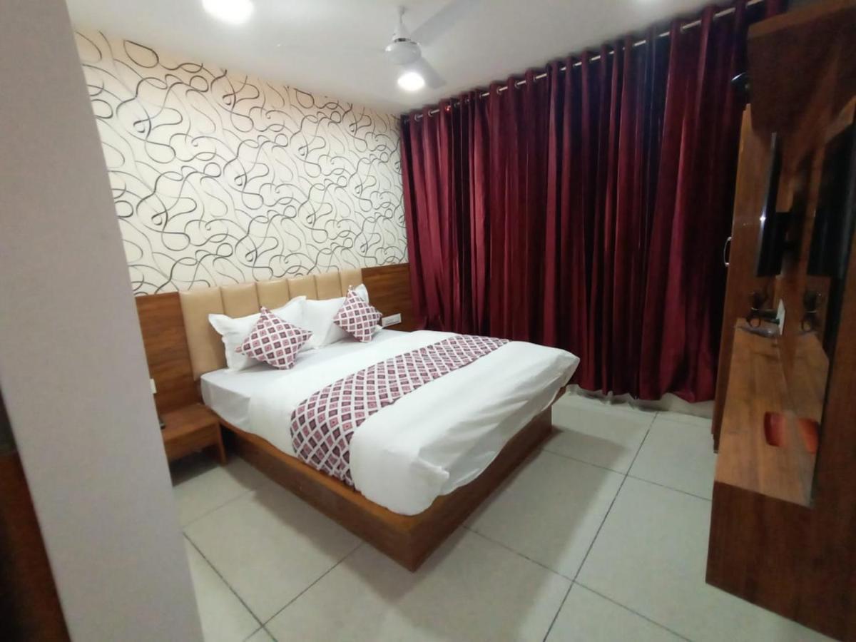 Hotel Dreamland Vadodara Eksteriør billede