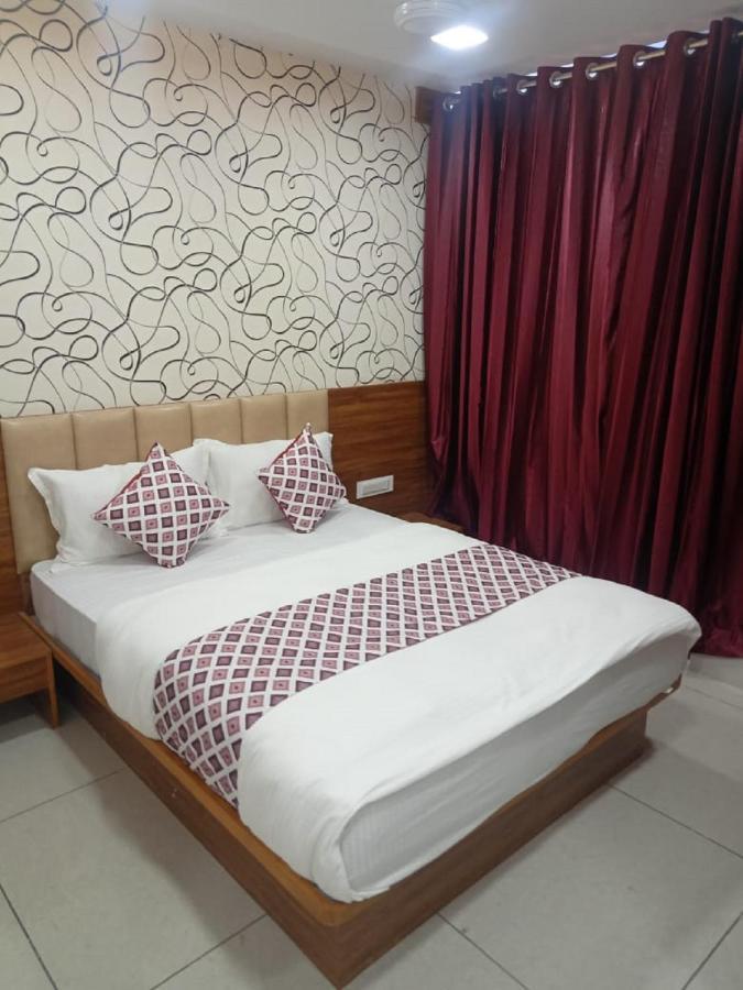 Hotel Dreamland Vadodara Eksteriør billede